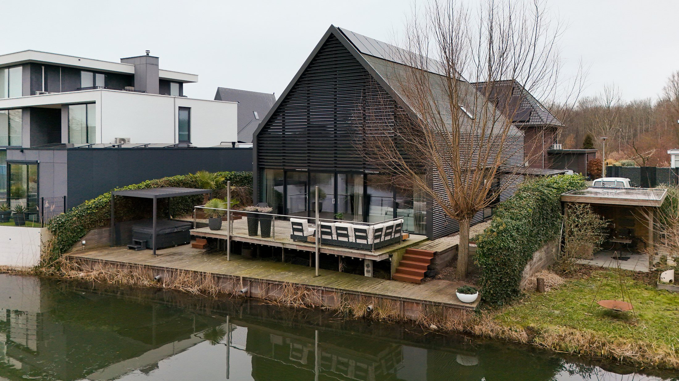 Vrijstaande villa aan het water in Almere